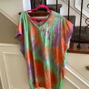 Small tie dye dress, runs large! It’s to the kneees!